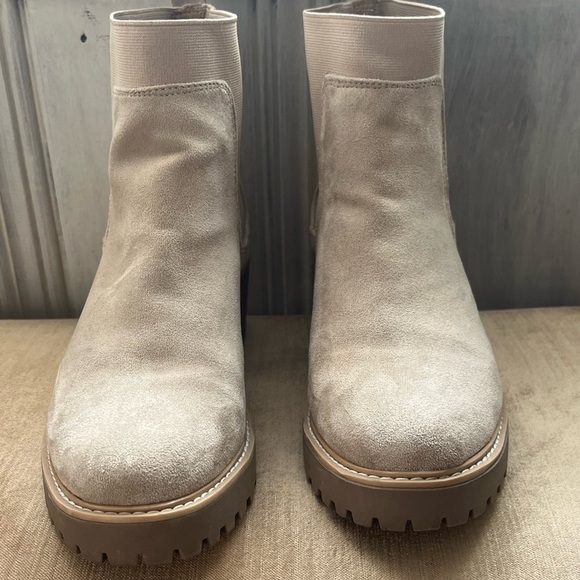 Dolce Vita pull on Suede Chelsea Ankle Boots in Taupe nude lug sole size 8 - Picture 3 of 9
